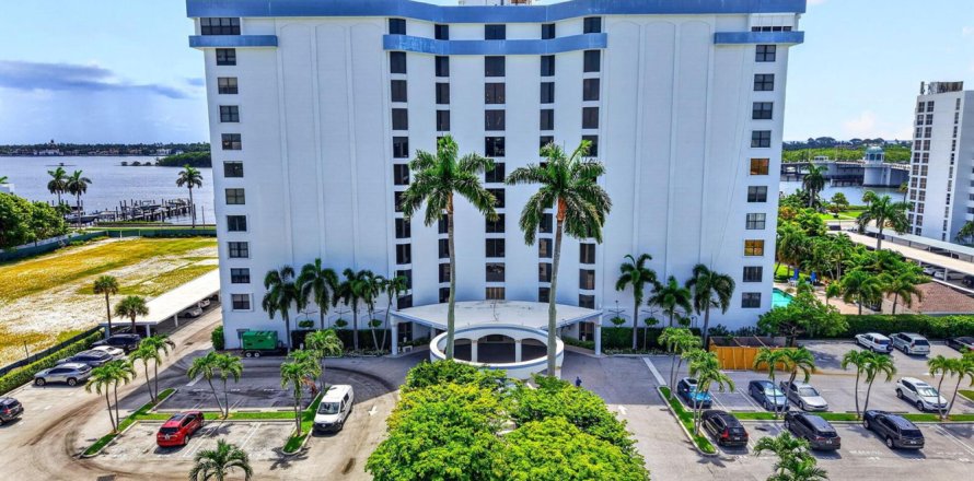 Condominio en West Palm Beach, Florida, 2 dormitorios № 2168987