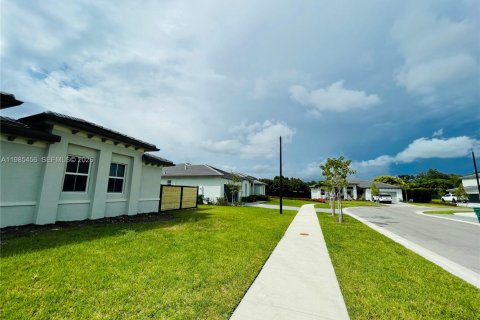 Купить виллу или дом в Хомстед, Флорида 4 спальни, 224.08м2, № 2050779 - фото 25