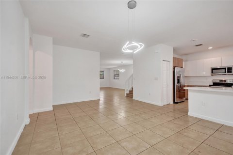Casa en venta en Hialeah, Florida, 5 dormitorios, 308.06 m2 № 2000722 - foto 12