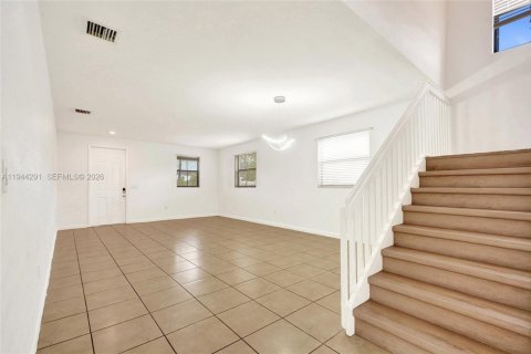 Casa en venta en Hialeah, Florida, 5 dormitorios, 308.06 m2 № 2000722 - foto 6