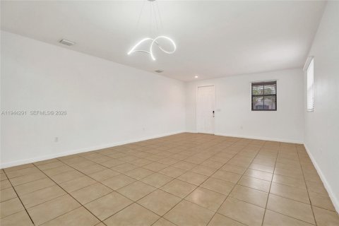 Casa en venta en Hialeah, Florida, 5 dormitorios, 308.06 m2 № 2000722 - foto 4