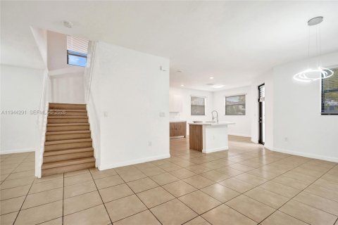 Casa en venta en Hialeah, Florida, 5 dormitorios, 308.06 m2 № 2000722 - foto 8