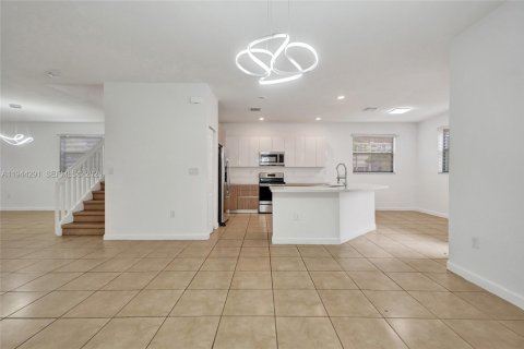 Casa en venta en Hialeah, Florida, 5 dormitorios, 308.06 m2 № 2000722 - foto 13