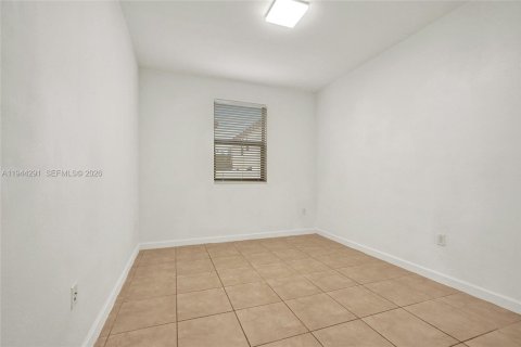 Casa en venta en Hialeah, Florida, 5 dormitorios, 308.06 m2 № 2000722 - foto 19
