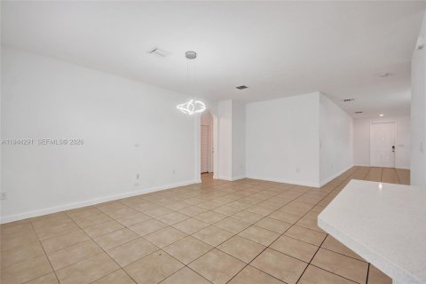 Casa en venta en Hialeah, Florida, 5 dormitorios, 308.06 m2 № 2000722 - foto 17