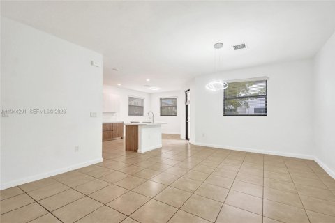 Casa en venta en Hialeah, Florida, 5 dormitorios, 308.06 m2 № 2000722 - foto 9