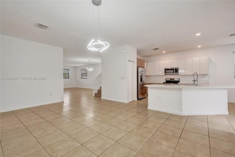 Casa en venta en Hialeah, Florida, 5 dormitorios, 308.06 m2 № 2000722 - foto 18