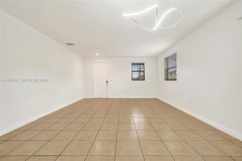Casa en venta en Hialeah, Florida, 5 dormitorios, 308.06 m2 № 2000722 - foto 5