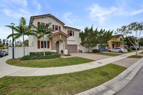 Casa en venta en Hialeah, Florida, 5 dormitorios, 308.06 m2 № 2000722 - foto 2