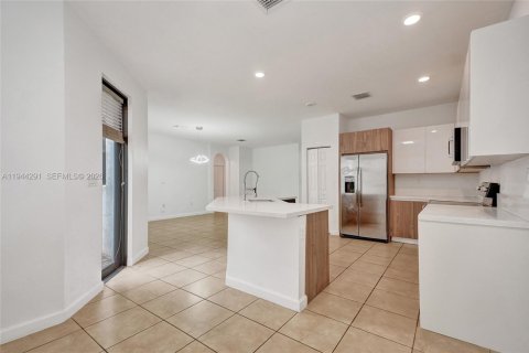 Casa en venta en Hialeah, Florida, 5 dormitorios, 308.06 m2 № 2000722 - foto 15