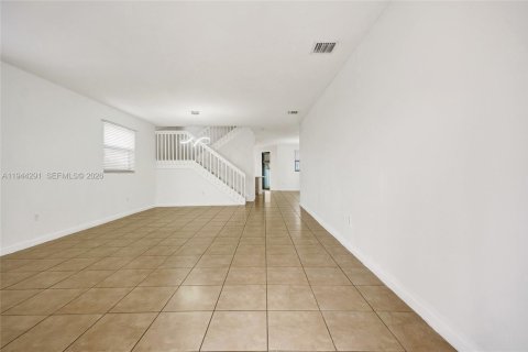 Casa en venta en Hialeah, Florida, 5 dormitorios, 308.06 m2 № 2000722 - foto 3