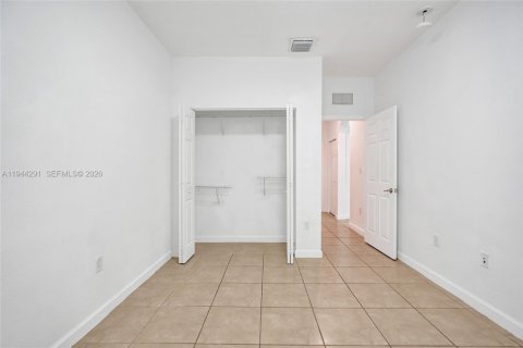 Casa en venta en Hialeah, Florida, 5 dormitorios, 308.06 m2 № 2000722 - foto 20