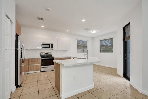 Casa en venta en Hialeah, Florida, 5 dormitorios, 308.06 m2 № 2000722 - foto 14