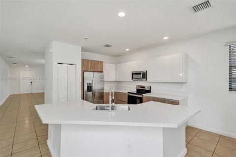 Casa en venta en Hialeah, Florida, 5 dormitorios, 308.06 m2 № 2000722 - foto 16