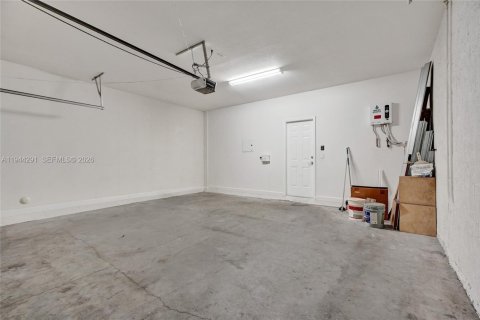 Casa en venta en Hialeah, Florida, 5 dormitorios, 308.06 m2 № 2000722 - foto 26