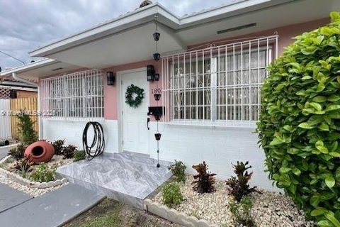 Immobilier commercial à vendre à Miami, Floride: 190.64 m2 № 1978179 - photo 2