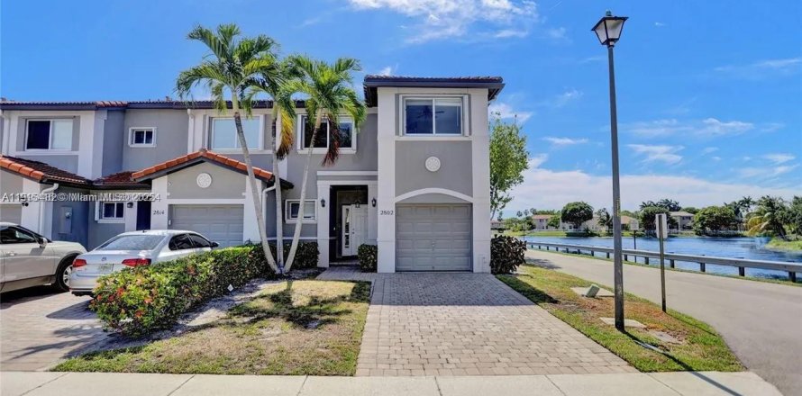 Таунхаус в Мирамар, Флорида 3 спальни, 140.1м2 № 1973649