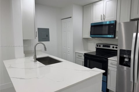 Condominio en alquiler en Miami, Florida, 3 dormitorios, 92.25 m2 № 1944183 - foto 22