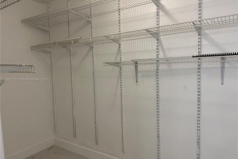 Condominio en alquiler en Miami, Florida, 3 dormitorios, 92.25 m2 № 1944183 - foto 17