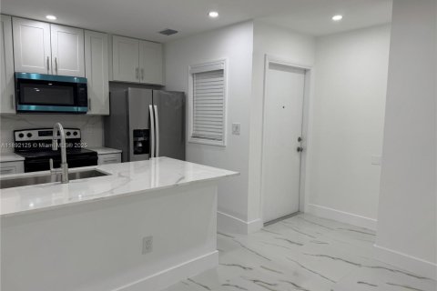 Condominio en alquiler en Miami, Florida, 3 dormitorios, 92.25 m2 № 1944183 - foto 4