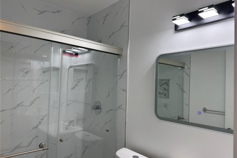 Condominio en alquiler en Miami, Florida, 3 dormitorios, 92.25 m2 № 1944183 - foto 10