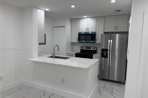 Condominio en alquiler en Miami, Florida, 3 dormitorios, 92.25 m2 № 1944183 - foto 3