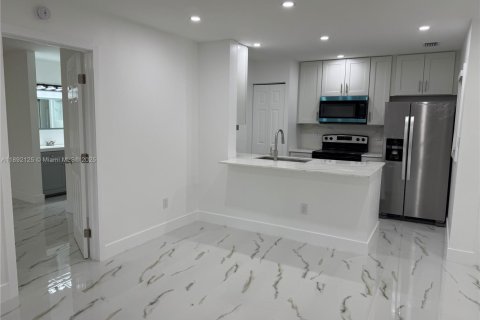 Condominio en alquiler en Miami, Florida, 3 dormitorios, 92.25 m2 № 1944183 - foto 7
