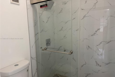 Condominio en alquiler en Miami, Florida, 3 dormitorios, 92.25 m2 № 1944183 - foto 9