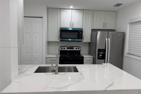 Condominio en alquiler en Miami, Florida, 3 dormitorios, 92.25 m2 № 1944183 - foto 2