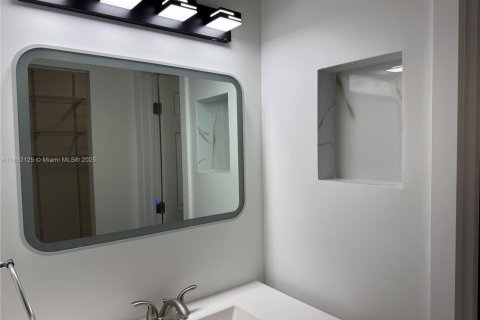 Condominio en alquiler en Miami, Florida, 3 dormitorios, 92.25 m2 № 1944183 - foto 27