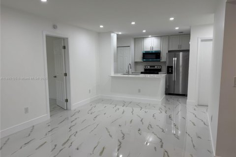 Condominio en alquiler en Miami, Florida, 3 dormitorios, 92.25 m2 № 1944183 - foto 5