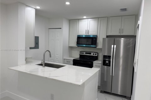 Condominio en alquiler en Miami, Florida, 3 dormitorios, 92.25 m2 № 1944183 - foto 28