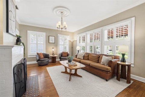 House in Tampa, Florida 3 bedrooms, 205.5 sq.m. № 2151942 - photo 4
