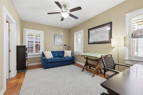 House in Tampa, Florida 3 bedrooms, 205.5 sq.m. № 2151942 - photo 12