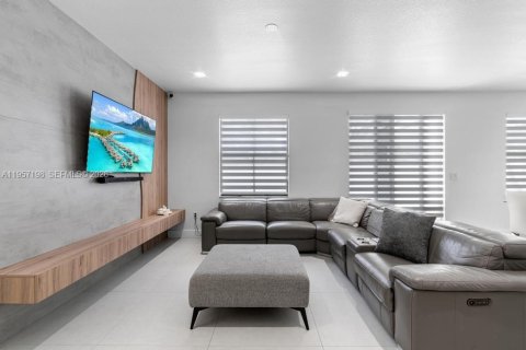 Casa en venta en Doral, Florida, 4 dormitorios, 246.19 m2 № 2011741 - foto 14