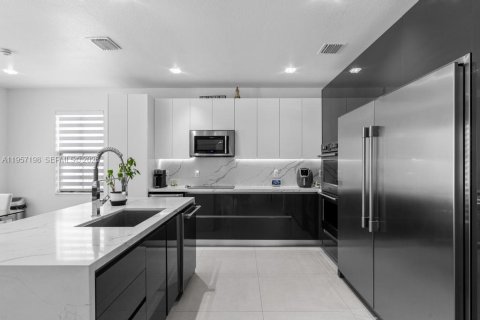 Casa en venta en Doral, Florida, 4 dormitorios, 246.19 m2 № 2011741 - foto 17