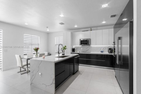 Casa en venta en Doral, Florida, 4 dormitorios, 246.19 m2 № 2011741 - foto 16