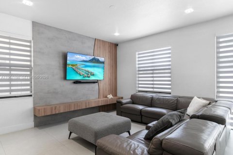 Casa en venta en Doral, Florida, 4 dormitorios, 246.19 m2 № 2011741 - foto 12