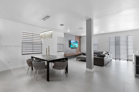 Casa en venta en Doral, Florida, 4 dormitorios, 246.19 m2 № 2011741 - foto 10