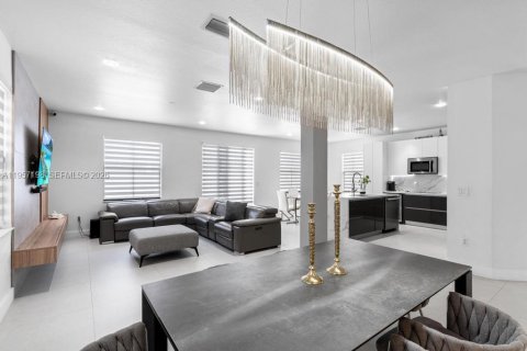 Casa en venta en Doral, Florida, 4 dormitorios, 246.19 m2 № 2011741 - foto 15