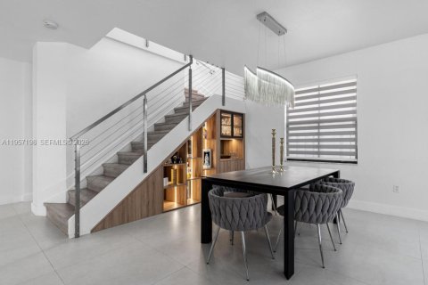 Casa en venta en Doral, Florida, 4 dormitorios, 246.19 m2 № 2011741 - foto 11