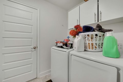 House in Spring Hill, Florida 4 bedrooms, 213.68 sq.m. № 2221004 - photo 20