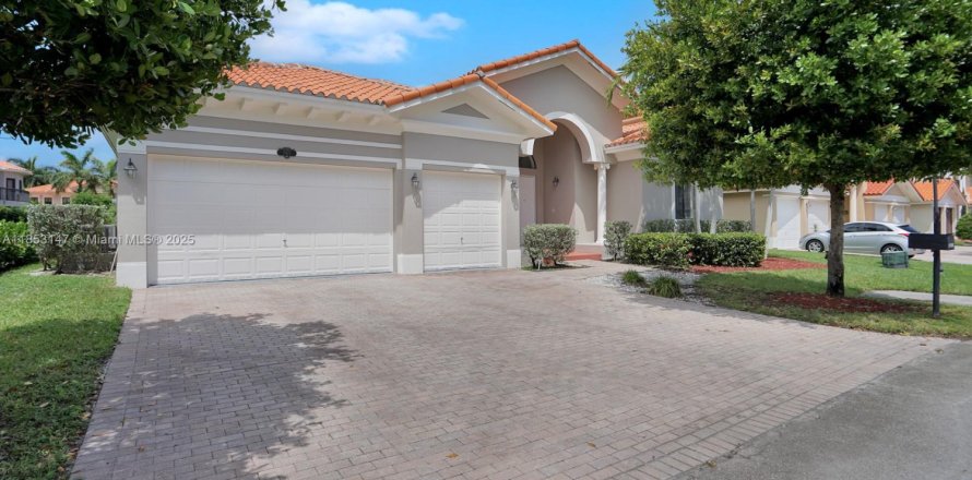 Villa ou maison à Cutler Bay, Floride 4 chambres, 291.34 m2 № 1877609