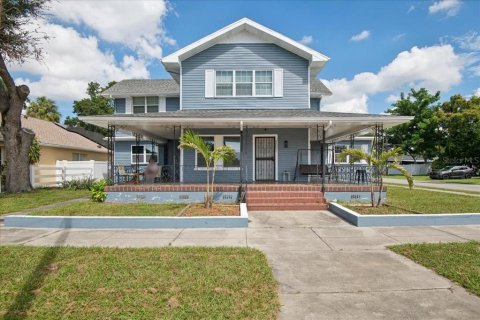 House in Tampa, Florida 7 bedrooms, 275.92 sq.m. № 2400379