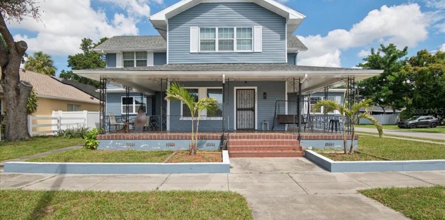 House in Tampa, Florida 7 bedrooms, 275.92 sq.m. № 2400379