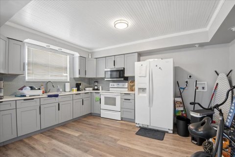 House in Tampa, Florida 7 bedrooms, 275.92 sq.m. № 2400379 - photo 8