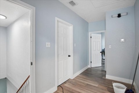 House in Tampa, Florida 7 bedrooms, 275.92 sq.m. № 2400379 - photo 10