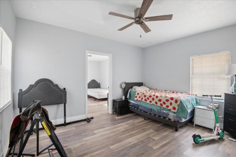 House in Tampa, Florida 7 bedrooms, 275.92 sq.m. № 2400379 - photo 11