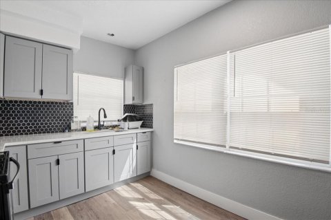 House in Tampa, Florida 7 bedrooms, 275.92 sq.m. № 2400379 - photo 21
