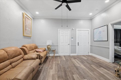 House in Tampa, Florida 7 bedrooms, 275.92 sq.m. № 2400379 - photo 3